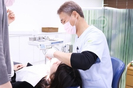 센트럴치과 강남점 권순용 원장이 환자에게 강남 치아교정 킬본교정 치료를 하고 있는 모습